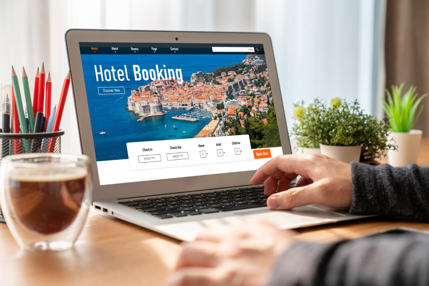 Buchung eines Hotels am PC, Listing bei Marketing Portal