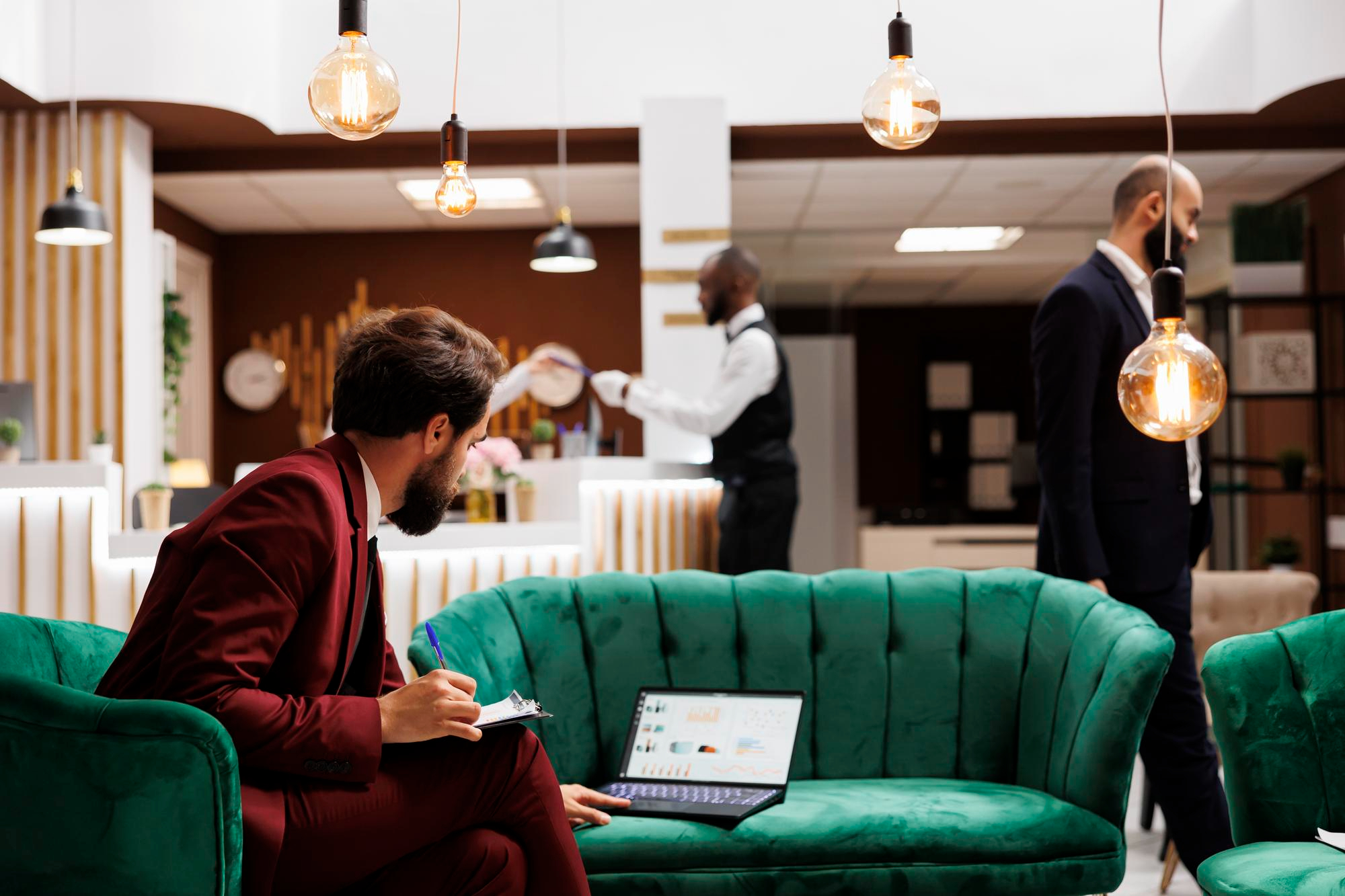 Angestellte und Gäste im Foyer eines Hotels, das Wert auf gutes Marketing legt