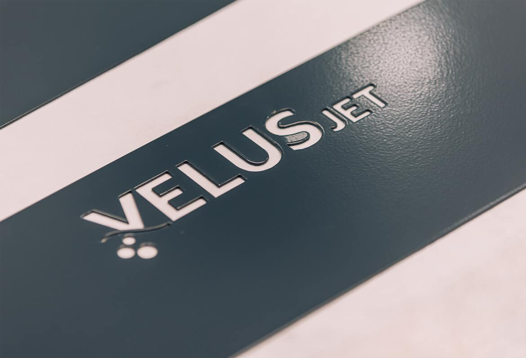 Logo in Metall eingefräst von VelusJet, dem Hydrojet, der Ihr Hotel Marketing abrundet.