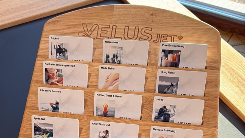 Der Holzkartenhalter des VELUSJET® Chalet