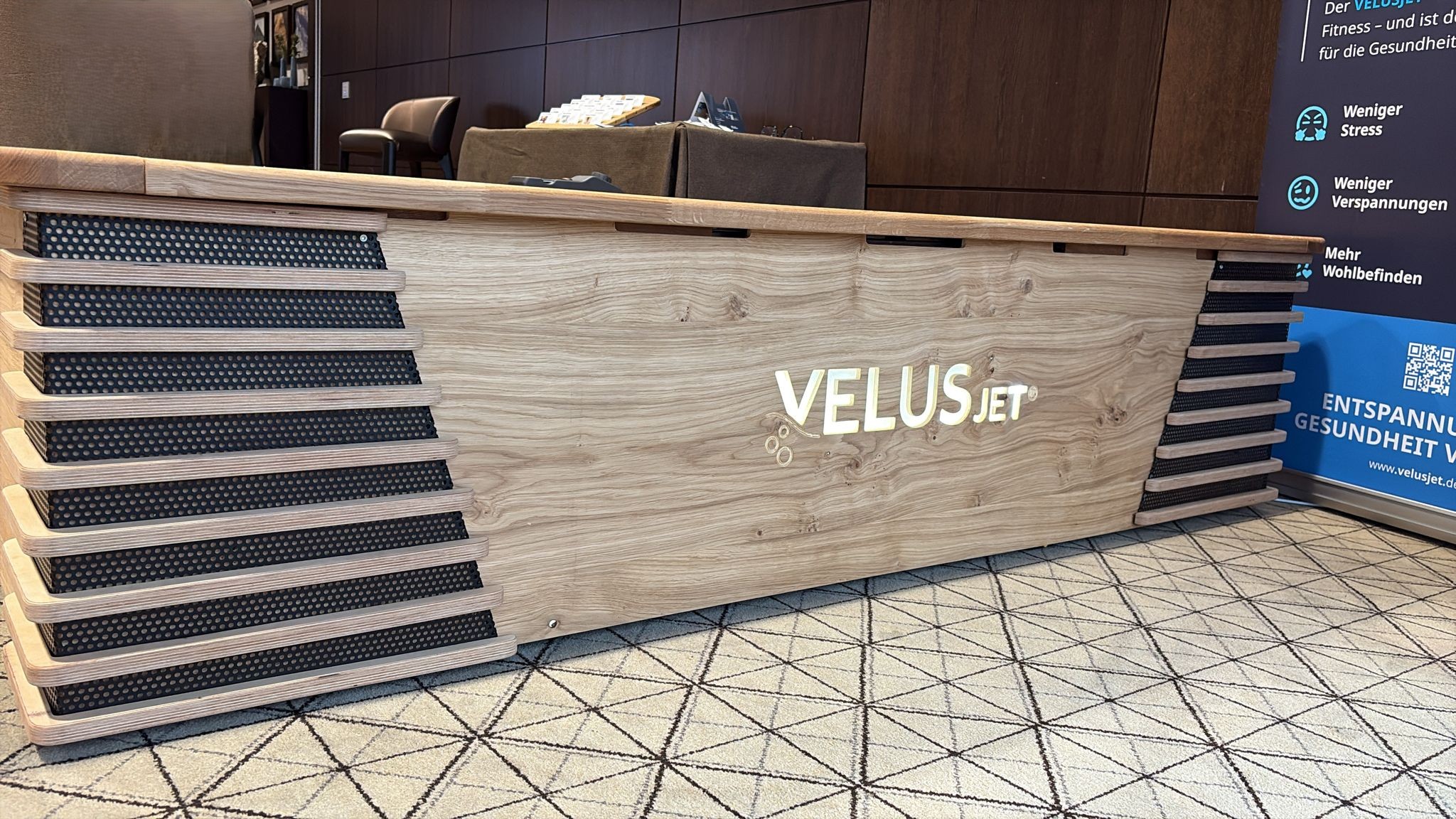 Seitenansicht des VELUSJET® Chalet in einem schicken Hotelzimmer